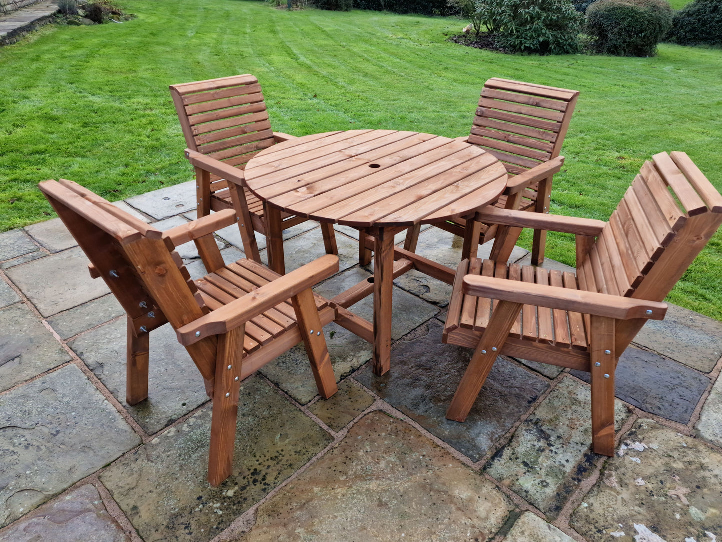 Classic Redwood 4 Seater Round