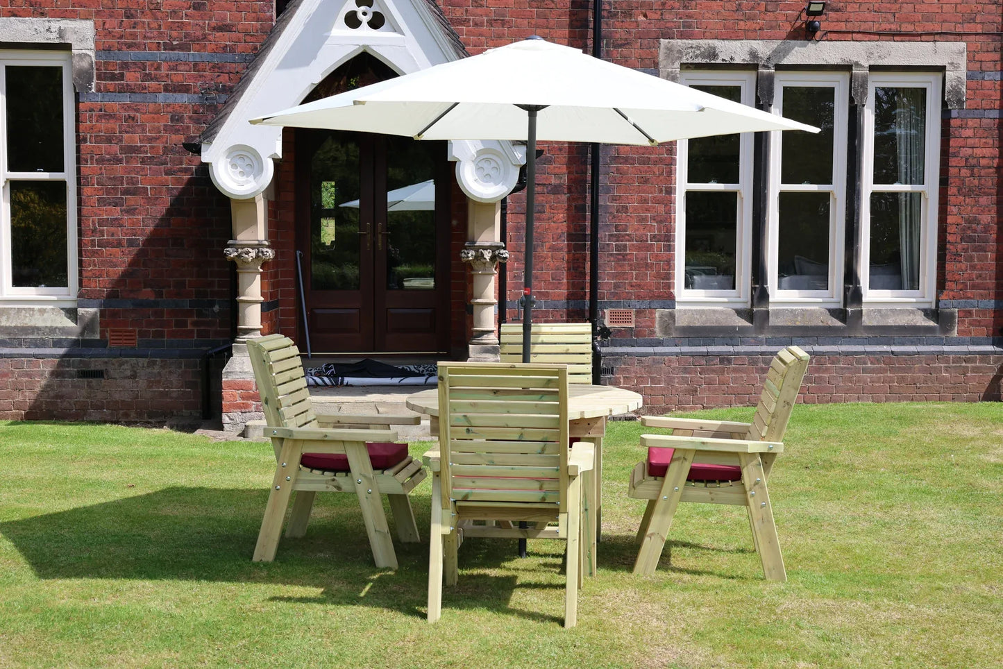 Heritage round table set with chairs and parasol