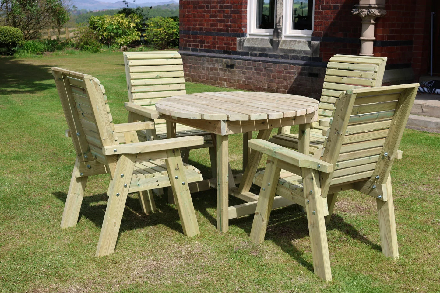 Heritage round table with four wooden garden chairs