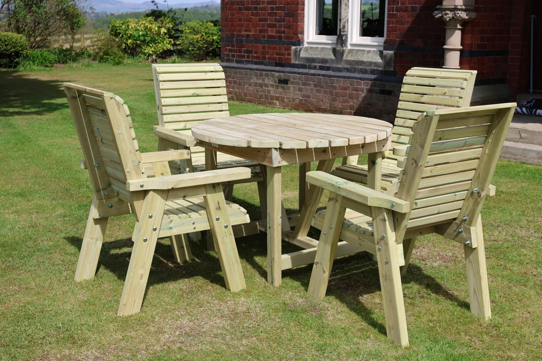 Heritage round table with four wooden garden chairs