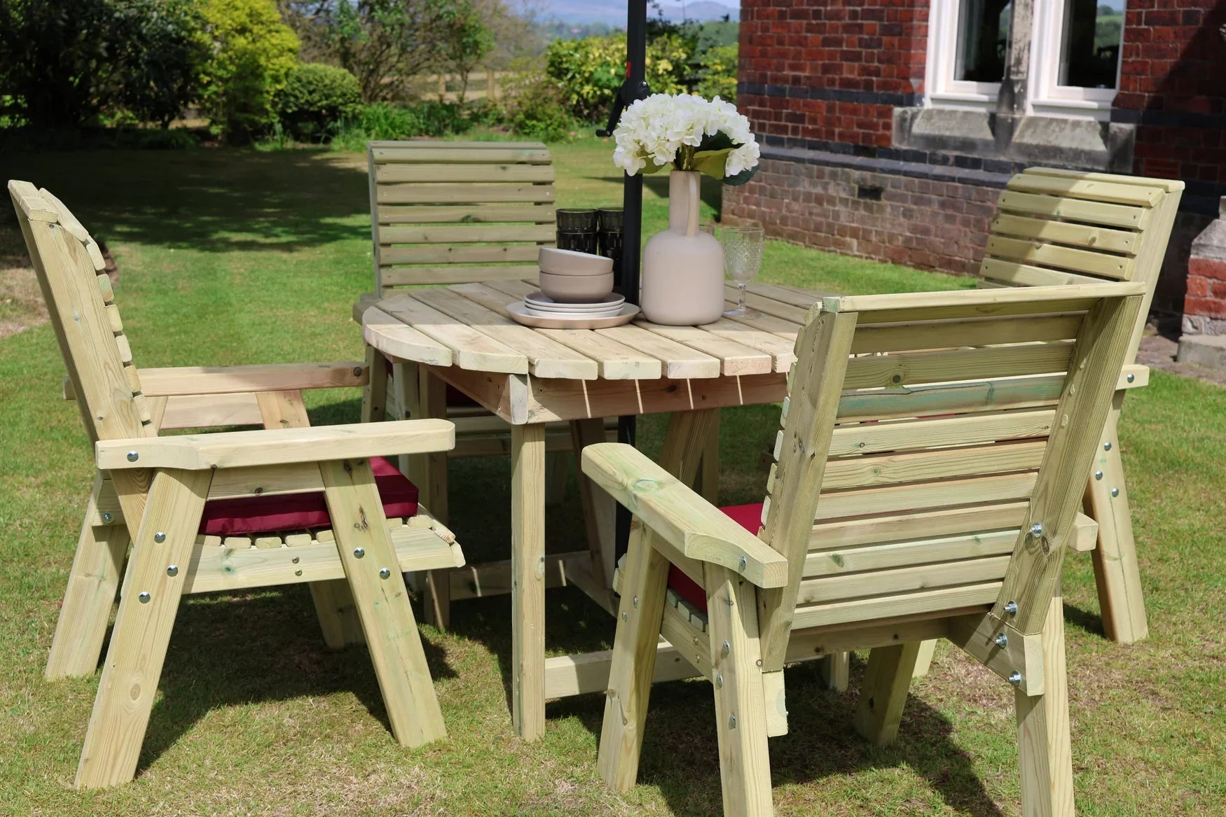 Heritage round dining table and four cushioned chairs