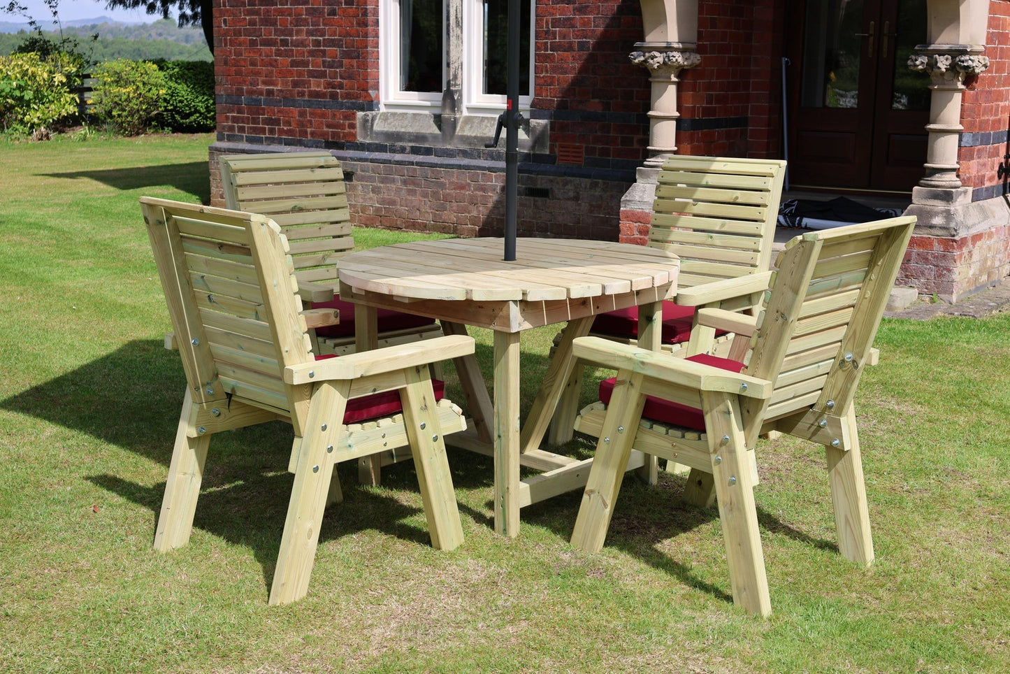 Heritage round 4 seat table set with seat cushions