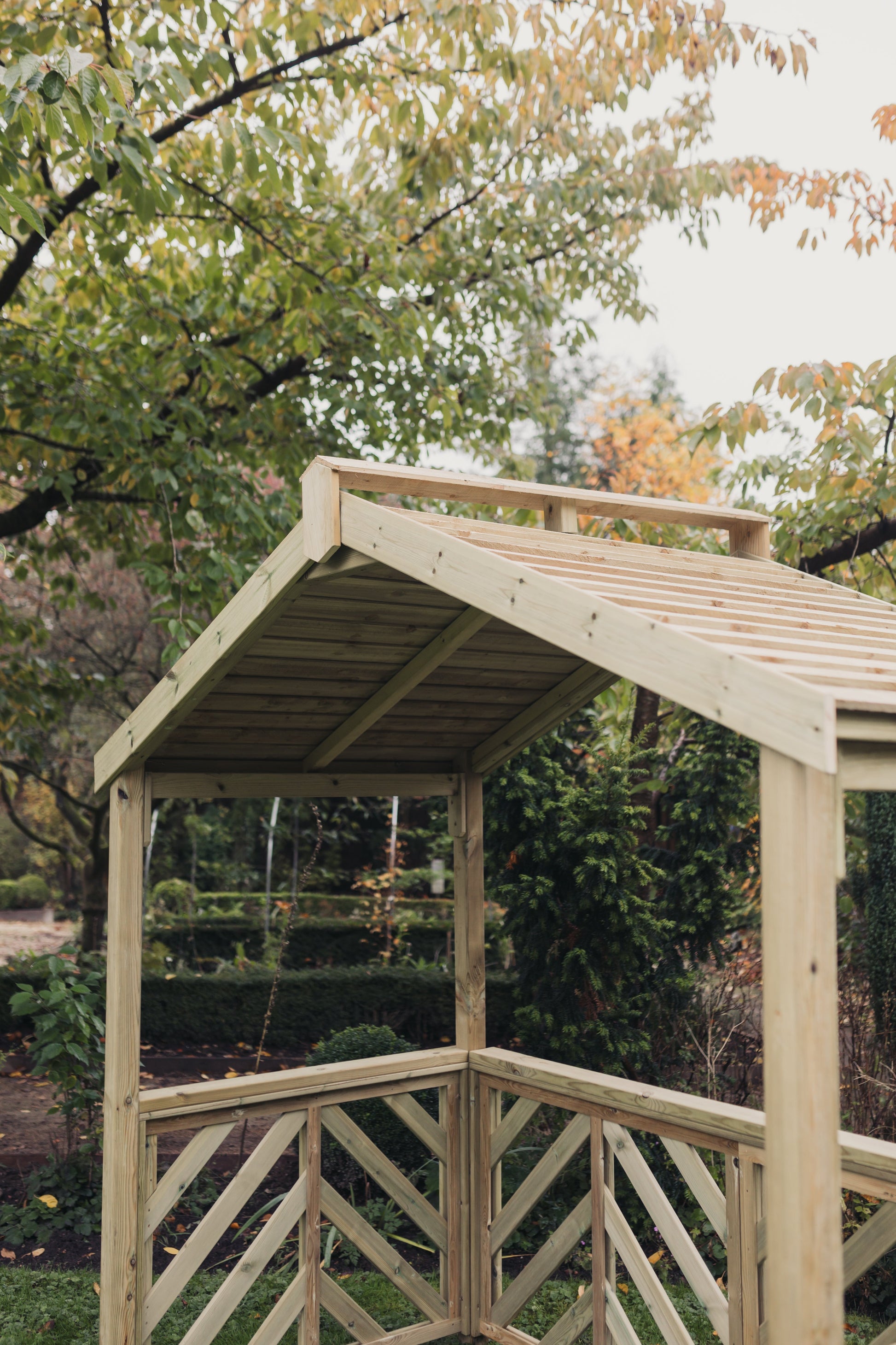 Dynamic BBQ shelter side view