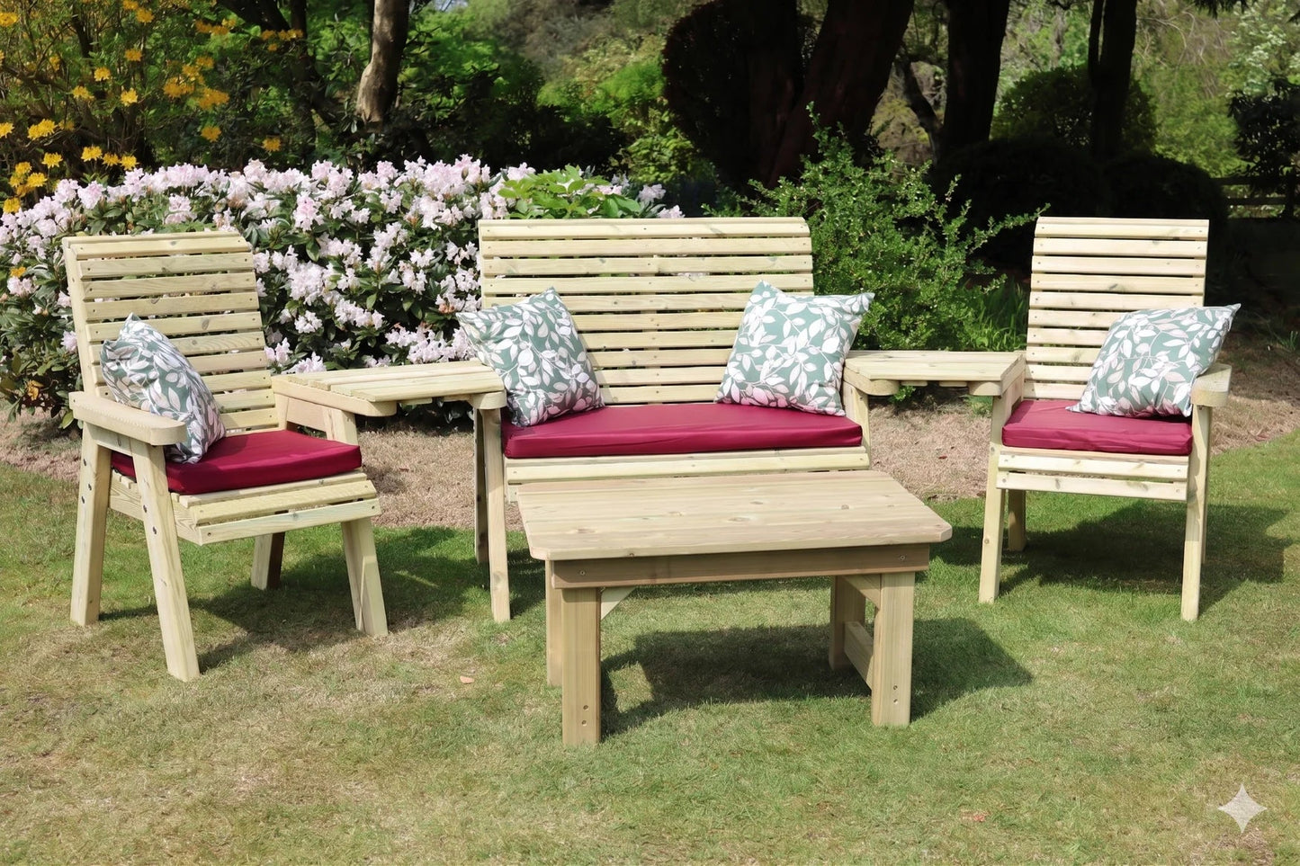 Heritage 4 seat patio set with coffee table and cushions