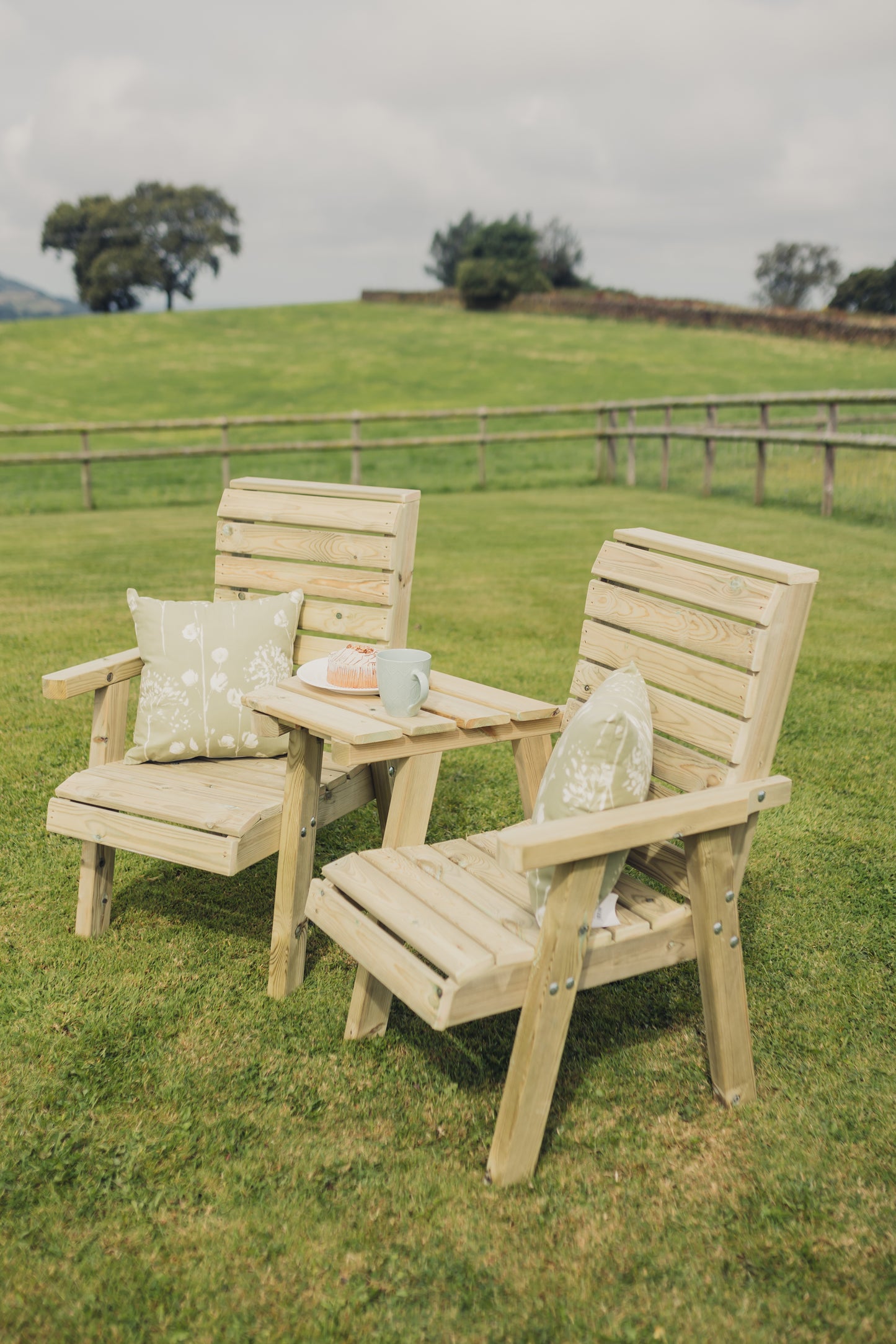 Jasmine Loveseat – Angled Tray
