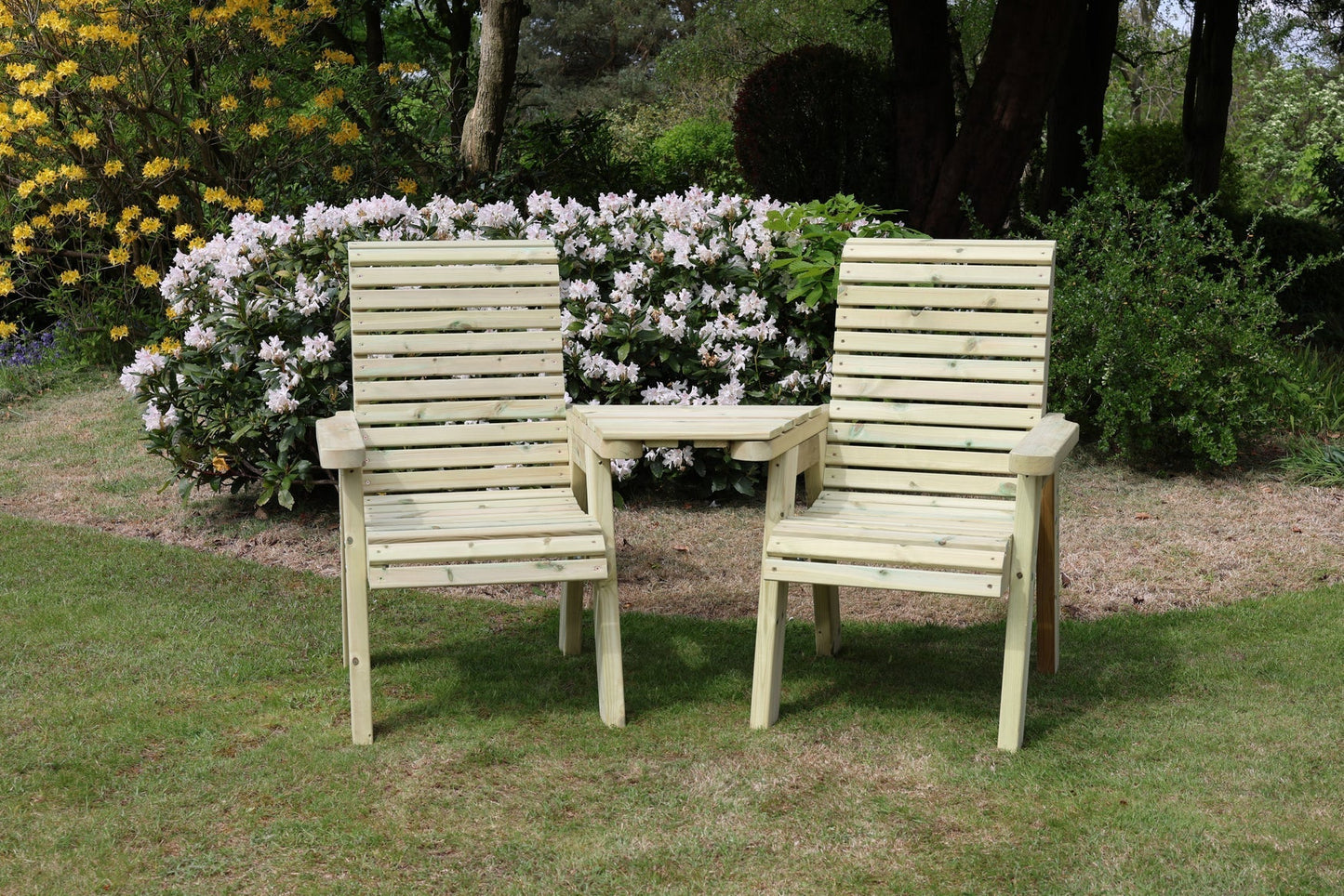 Front view of Heritage Tanalised angled loveseats and centre tray